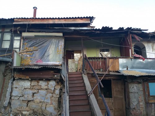 Разрушенный штормом дом на Ризовской обещают восстановить, но жильцов так и не отселили