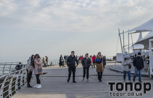 В последний день зимы одесситы пошли на море (ФОТО)