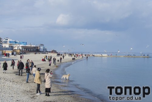 В последний день зимы одесситы пошли на море (ФОТО)