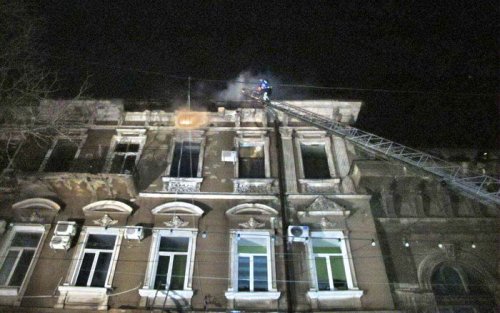 На Греческой горело старинное здание. Пострадала женщина (фото)