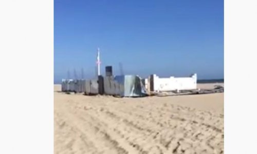 В Затоке на пляже строят гигантский «туалет». Местные жители устроили протест с демонтажем стен