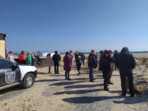 В Затоке на пляже строят гигантский «туалет». Местные жители устроили протест с демонтажем стен