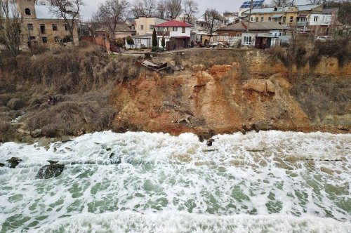 В Черноморке обрушился склон — дома сползают в море (фото)