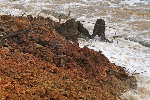 В Черноморке обрушился склон — дома сползают в море (фото)