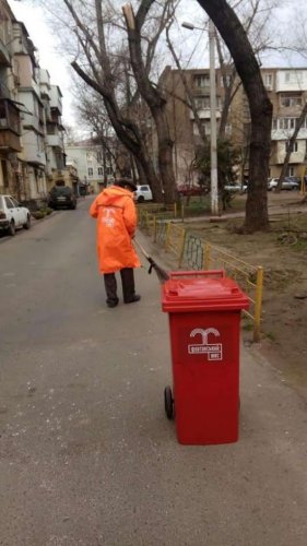 Одесским дворникам выдали новую униформу и контейнеры (фото)