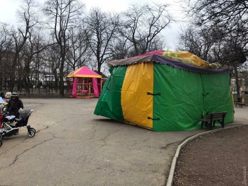 В сквере Мечникова незаконно установили два детских аттракциона