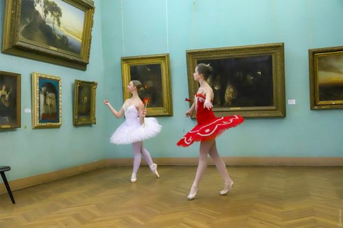 В Художественном музее устроили перфоманс с балеринами