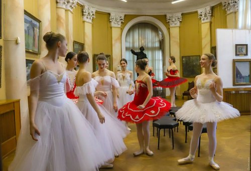 В Художественном музее устроили перфоманс с балеринами