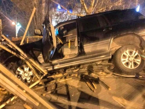 Джип Lexus снес остановку и забор в элитном частном секторе Одессы