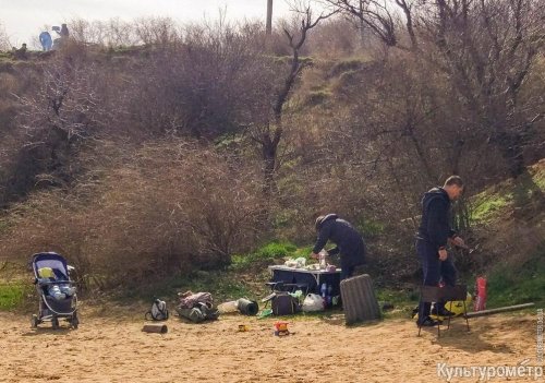 Одесситы встретили восьмое марта на пикниках у моря (фото)
