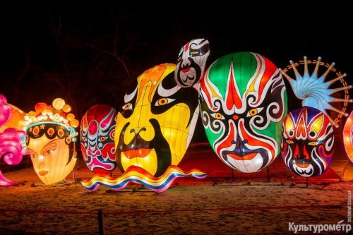 В Одессу привезли шоу гигантских китайских фонарей: пятиметровый павлин и другие светящиеся фигуры (фото)