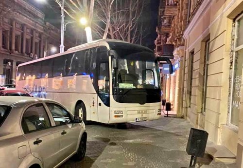 Король парковки — автобус на Ришельевской перекрыл тротуар
