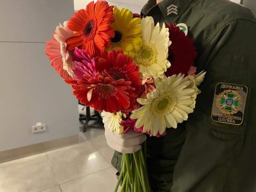 В одесском аэропорту женщинам дарили пряничные тюльпаны (фото, видео)