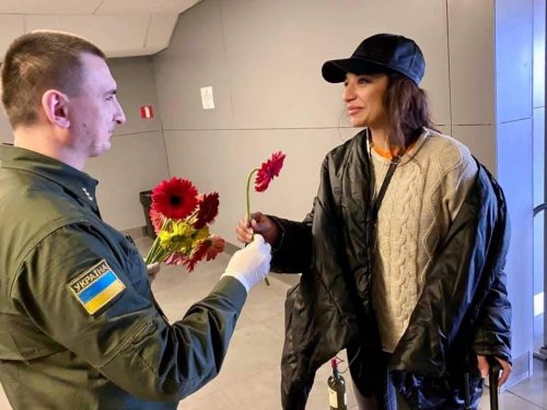 В одесском аэропорту женщинам дарили пряничные тюльпаны (фото, видео)