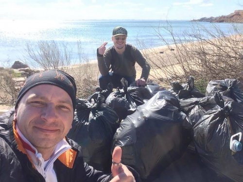 В Черноморске местные жители убрали пляж от мусора
