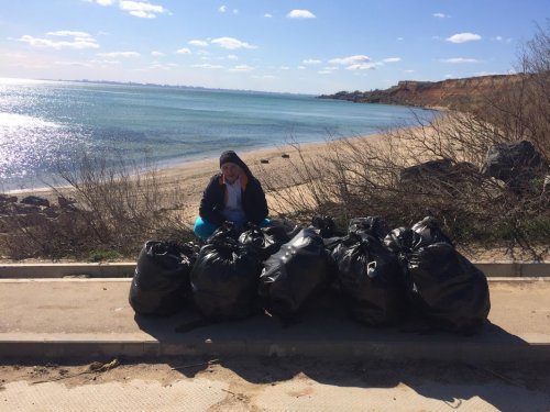 В Черноморске местные жители убрали пляж от мусора