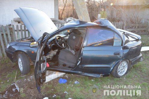 На севере Одесской области «Тойота» врезалась в столб: водителя пришлось извлекать спасателям