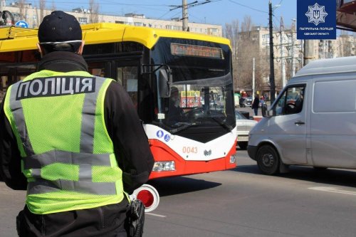 Полиция проверяет одесские маршрутки и троллейбусы на соблюдение правил карантина