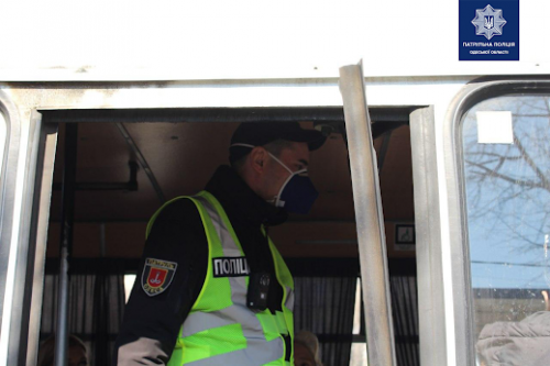 Полиция проверяет одесские маршрутки и троллейбусы на соблюдение правил карантина