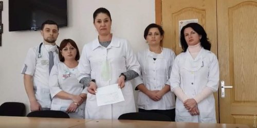 В Черноморске просят помочь развести домой медиков больницы