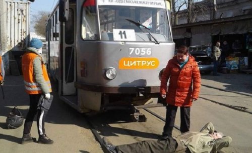 В Одессе мужчина лег на рельсы в знак протеста против карантина
