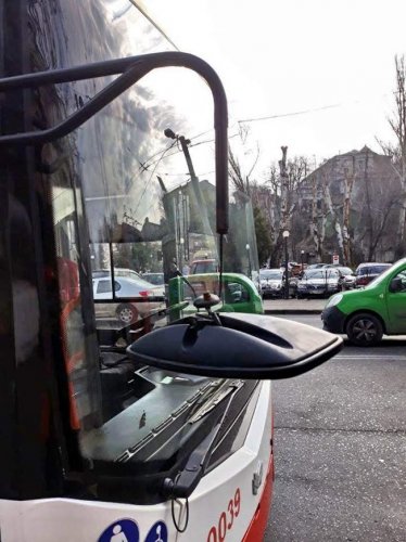 В одесских трамваях и троллейбусах разбили стекла из-за правила 10 человек