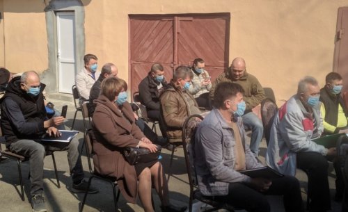 Депутаты Ренийского горсовета в защитных масках и на открытом воздухе провели сессию