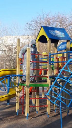 В Одессе проводят дезинфекцию спортивных и детских площадок в парках (фото)