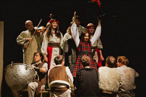 Український театр запрошує на спектакль «Тіні забутих предків» онлайн