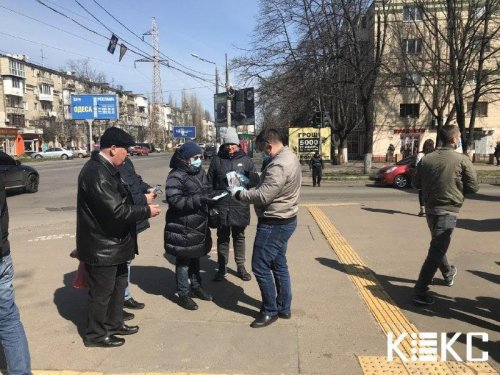 Одесситы на Черемушках бесплатно раздавали маски (фото, видео)