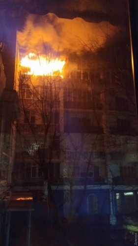 Сильный пожар на «Вузовском»: горит жилой дом