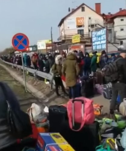 На границе с Польшей образовались огромные очереди украинцев с вещами