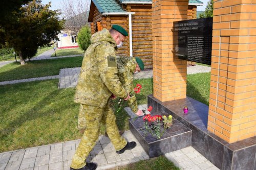 Пограничники Измаильского отряда почтили память собратьев, погибших в авиакатастрофе 12 лет назад