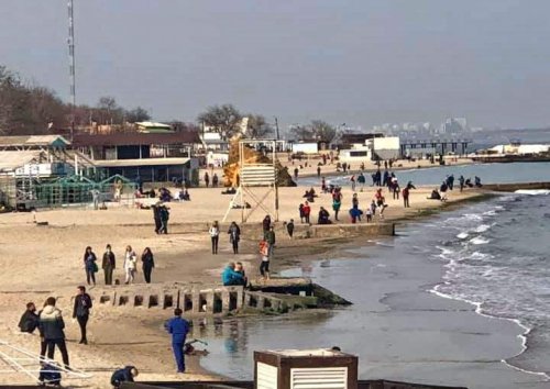Одесса во время карантина: толпы у моря и пикники на Трассе здоровья