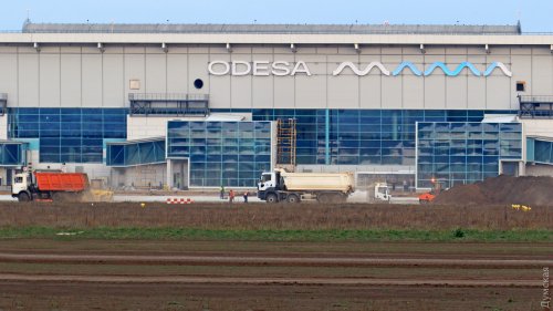 Завершается укладка основного слоя бетона на новом перронном комплексе Одесского аэропорта