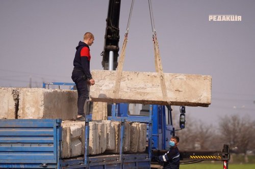 Вокруг Одессы установили карантинные блокпосты из бетонных блоков