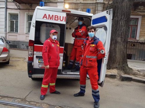 По больницам Одессы и области волонтеры развозят защиту для медиков от коронавируса