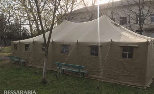 В Измаиле на территории опорных больниц установили палатки для сортировки больных с подозрением на коронавирус