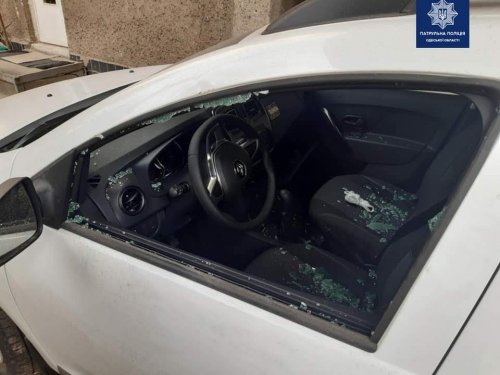 На Французском бульваре разбили стекла в четырех автомобилях