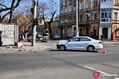 В центре Одессы перевернулся джип (фото)