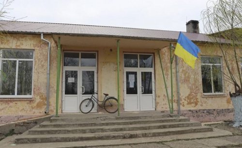 В Белгород-Днестровском районе в вынужденные каникулы ремонтируют фасад школы