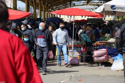 На Привозе аншлаг, а продавцы и покупатели не все в масках (фото)