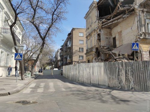 Обрушение старинного дома в Одессе: переулок Нахимова снова закрыли для машин