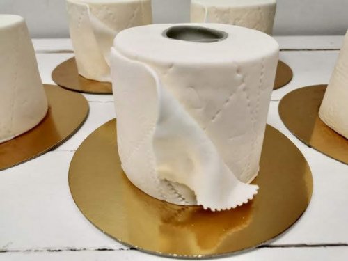 Кондитеры в Хельсинки на карантине создали торт в форме туалетной бумаги