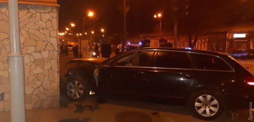 На углу Балковской и Дальницкой столкнулись автомобили: один из них отбросило на здание