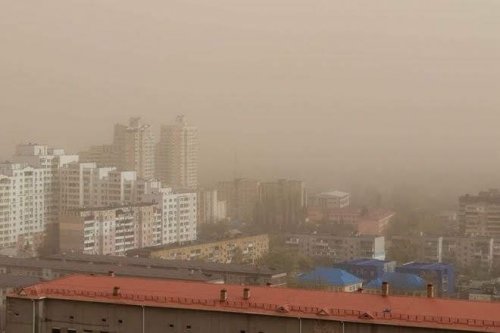Киев накрыла пылевая буря и дым из Чернобыля (фото)