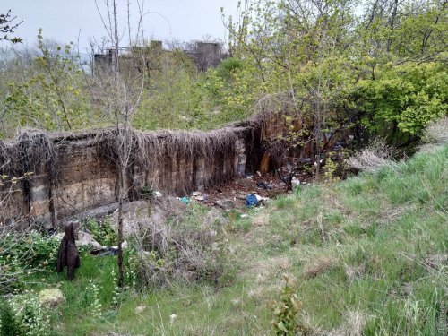 Изнанка памятника Неизвестному матросу: свалка, туалет и бомжатник
