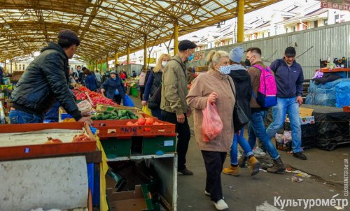 Одесский Привоз «ослабил» карантин: уже продают одежду, обувь и венки (фото)