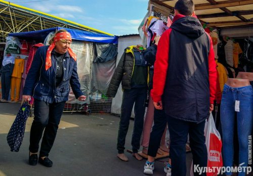 Одесский Привоз «ослабил» карантин: уже продают одежду, обувь и венки (фото)