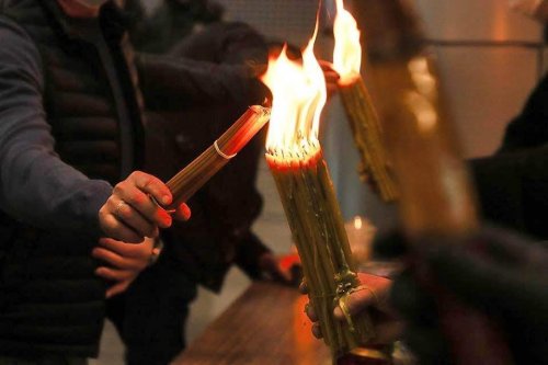 Труханов сфотографировался с Благодатным огнем. Ни один мэр в Украине так не сделал